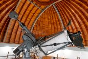 Mayerův dalekohled o průměru zrcadlového objektivu 65 centimetrů slouží k pozorování planetek.