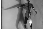 Josef Sudek, [František Tröster–žáci, Reklamní kovová figura, asi 1935], 1935, negativ na skleněné podložce, Ústav dějin umění AV ČR