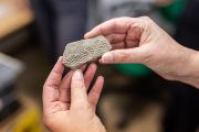 Keramický fragment v rukách předsedkyně AV ČR Evy Zažímalové patří mezi nejstarší doklady využívání keramických nádob na světě. Oblast Súdánu proto patří mezi „nej“ archeologických výzkumů.