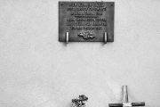 Text na památníku se stal předmětem diskusí. Nakonec bylo zvoleno poměrně neutrální vyznění: „Všem nevinným obětem postoloprtských událostí z května a června 1945.“ 
