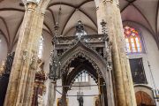 Od roku 1415 do roku 1621 patřil Týnský chrám střídavě utrakvistům a katolíkům. Utrakvistické památky se nicméně v Týnu téměř nedochovaly, při protireformaci byly většinou zničeny. Baldachýn je výjimkou, protože se změnila jeho funkce, a to ze součásti biskupova hrobu na kryt oltáře sv. Lukáše, patrona staroměstského cechu malířů.