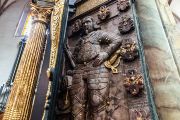 Bohatou heraldickou výzdobou je opatřen epitaf jiné významné zde pochované osobnosti – Václava Čabelického ze Soutic. Padl při obraně Prahy před Švédy v roce 1648 a patří mu čestné místo nedaleko hlavního oltáře.