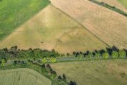 Leteckoarcheologický průzkum přispívá k objevování „neviditelných“ pradávných venkovských sídlišť, opevněných sídel, pohřebišť, zaniklých kultovních či ceremoniálních areálů a dalších objektů.