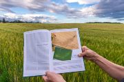 Velmi dobře se projevila paměť krajiny i v případě pravěkého sídliště u obce Ctiněves, kde šlo spatřit několik půdorysů zahloubených obytných staveb, takzvaných polozemnic, řadu zásobních či odpadních jam a dvojitý, obloukovitě vedený příkop, který pravděpodobně zhruba před dvěma tisíci lety ohraničoval část této pravěké vsi.