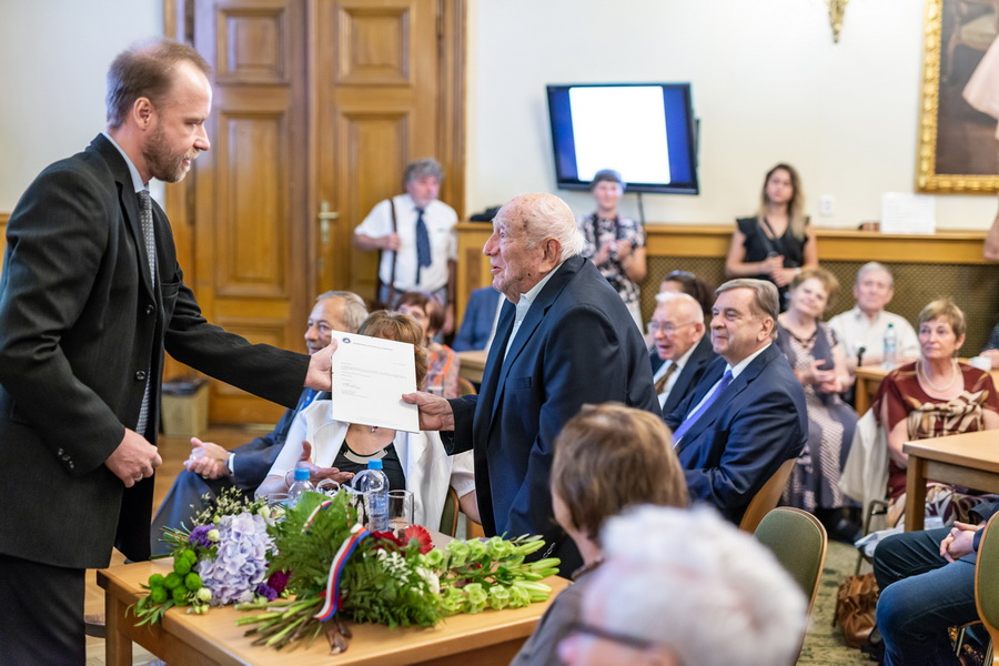 Doyen české astronomie Luboš Perek slaví sté narozeniny Akademie věd