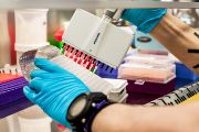 Vědci z Ústavu organické chemie a biochemie AV ČR připravují sety pro řádově tisíce použití a postupně je distribuují na vyzkoušení do nemocnic a laboratoří, které je nejvíce postrádají.