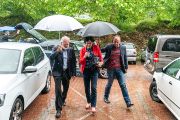 Návštěvu předsedkyně Akademie věd ČR Evy Zažímalové provázelo po celý den deštivé počasí – na snímku s ředitelem pracoviště Ludvíkem Kunzem (vlevo).