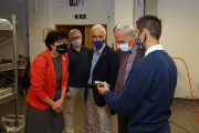 Následovala prohlídka laboratoře oddělení dezintegrace materiálů, ve kterém se výzkumníci zaměřují na studium nových technologií v této oblasti. Na snímku také vedoucí oddělení Libor Sitek (druhý zleva) a Petr Hlaváček (vpravo), který představuje testovaný nástroj pro generování rotačního vodního paprsku užívaného k dezintegraci povrchových vrstev materiálů.