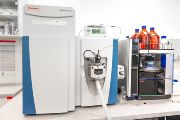 Komplexní analýzu vzorků zde zajišťuje hmotnostní spektrometr kombinovaný s kapalinovým chromatografem.