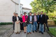 Fotografie zachycuje část delegace, která navštívila 8. září 2020 pražský Archeologický ústav AV ČR. Zleva: ředitelka Kanceláře AV ČR Martina Bártová, členky Akademické rady Markéta Pravdová a Jana Bludská a předsedkyně AV ČR Eva Zažímalová. Archeologický ústav AV ČR zastupovali (také zleva): ředitel Jan Mařík, předseda Rady pracoviště Luboš Jiráň, vedoucí oddělení informačních zdrojů a archeologie krajiny David Novák, zástupce ředitele pro vědu Petr Květina a zástupce ředitele pro vnější vztahy Jaroslav Řídký.  