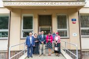 Na snímku před budovou Ústavu anorganické chemie AV ČR zleva: Zdeněk Havlas a Jana Bludská z Akademické rady AV ČR, zástupce ředitele David Hradil, ředitel pracoviště Kamil Lang, předsedkyně Eva Zažímalová, předseda rady ústavu Michael Londesborough a členka Akademické rady AV ČR Markéta Pravdová.