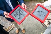Vlastnoručně vyrobený dárek (3D tisk) pro předsedkyni Evu Zažímalovou – strom života a Vodnář, znamení zvěrokruhu, ve kterém se narodila.
