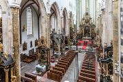 Vlevo od kostelních lavic se nachází zdobný gotický baldachýn (neboli nebesa). Původně kryl hrobku biskupa Luciana Augustina z Mirandoly, který v Týnu působil od roku 1483. Biskup byl stoupencem utrakvismu – křesťanské konfese, jež vzešla z české reformace (symbolem je kalich). 