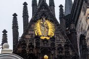 Panna Marie před Týnem je katolickým svatostánkem, ale má důležitou reformační minulost. V roce 1458 k Týnu došel slavnostní průvod při příležitosti zvolení Jiřího z Poděbrad českým králem, jehož socha s nápisem Veritas vincit (Pravda zvítězí) zdobila několik následujících let průčelí chrámu. V současnosti se ve štítu průčelí pod křížem skví zářící socha Panny Marie (symbol katolické víry) a kalichu (symbol utrakvistů).