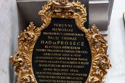 V roce 1556 obdržel Jan Had od císaře Ferdinanda I. vladycký erb s predikátem z Proseče. Jeho potomek Vojtěch August Had z Proseče se později účastnil důležité bitvy o Prahu v roce 1648 (na konci třicetileté války, kdy město obléhali Švédové). Epitaf na fotografii ale patří jinému potomkovi – Pavlovi Tomáši Hadovi z Proseče, který zemřel v roce 1680. Vzpomíná se na něj jako na významného dobrodince Týnského chrámu, který financoval výstavbu nových oltářů a opravu kleneb zničených požárem.