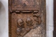 Dávno před vynálezem očkování a účinné léčby infekčních nemocí byla dětská úmrtí běžnou součástí života mnoha rodin. Proto v chrámu nalézáme také dětské hroby. Na tomto náhrobním kameni si lze prohlédnout část textu v českém jazyce. 