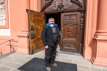 Před dveřmi baziliky vítá novinářskou návštěvu Shota Urushadze, vedoucí Centra experimentální mechaniky, které spadá pod pražský Ústav teoretické a aplikované mechaniky AV ČR. 