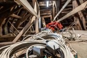 Podlahu „zdobí“ množství nejrůznějších kabelů. 