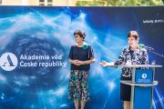 Spolu s Evou Zažímalovou se předávání diplomů oceněným badatelům za I. vědní oblast ujala místopředsedkyně AV ČR Ilona Müllerová.