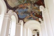 Ale pojďme zpět k nástropním barokním malbám, kvůli kterým jsme v červenci 2021 klášter navštívili. 