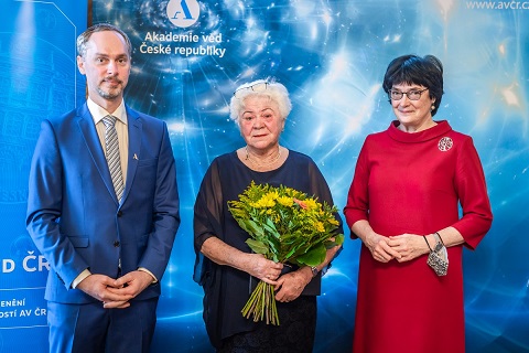 Oceněná Lydia Petráňová (uprostřed) přebrala medaili od předsedkyně AV ČR Evy Zažímalové a místopředsedy AV ČR Ondřeje Beránka.