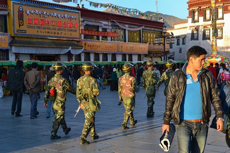 2022-03-30_Lhasa_vojáci