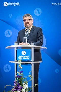 Ondřej Lebeda z Ústavu jaderné fyziky AV ČR během své slavnostní přednášky.