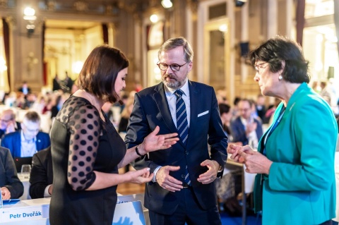 Ministryně pro vědu, výzkum a inovace Helena Langšádlová, premiér Petr Fiala a předsedkyně AV ČR Eva Zažímalová.