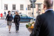 Předsedkyně AV ČR Eva Zažímalová v doprovodu ředitelky Divize vnějších vztahů SSČ AV ČR Kateřiny Sobotkové