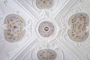 Ačkoli zámek prošel i barokní přestavbou, mnoho dobových prvků se bohužel nezachovalo. Barokní salonek je jediným místem v objektu, kde je stále část původní barokní výzdoby – strop.