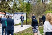 Po prohlídce interiérů následovala procházka zámeckým parkem, kde se pro veřejnost nově otevřela geologická stezka. Hosty po stezce provedli autor projektu geolog Kryštof Verner a ředitel České geologické služby Zdeněk Venera.