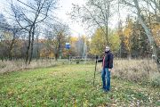 Osobní auta musíme nechat na parkovišti pod Bílkou, na vrchol Milešovky už musíme po svých. Když potřebují vědci dopravit na observatoř těžší zavazadla nebo vybavení, využívají nákladní lanovku. 