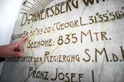 Observatoř vznikla na popud Nordwestböhmische Gebirgsvereins-Verband Teplitz (Horského spolku pro severozápadní Čechy Teplice). Prvním ředitelem pozorovatelny se stal profesor Rudolf Spitaler (1859–1946), vedoucí katedry pro kosmickou fyziku a geodynamiku na pražské Německé univerzitě. 