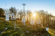 Meteorologická stanice měří teplotu, relativní vlhkost vzduchu, tlak vzduchu, přízemní dohlednost, rychlost a směr větru, teplotu půdy v několika různých hloubkách, srážkové úhrny, délku trvání slunečního svitu, výšku základny oblačnosti… a mnoho dalších parametrů. 