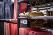 V knihovně najdeme množství pozoruhodných archiválií, rukopisů, prvotisků a starých tisků.
