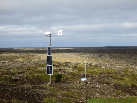 Jedna ze seismologických stanic sítě REYKJANES, která pokrývá většinu zemětřesně aktivního poloostrova. 