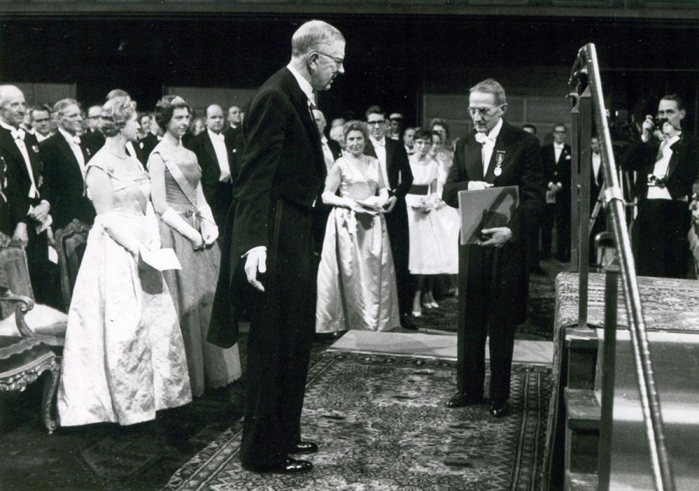 Jaroslav Heyrovský přebírající Nobelovu cenu za chemii 10. prosince 1959.