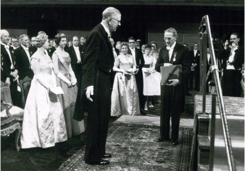 Jaroslav Heyrovský přebírající Nobelovu cenu za chemii 10. prosince 1959.