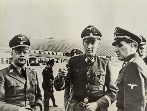Reinhard Heydrich (uprostřed) s Heinrichem Himmlerem (vlevo), šéfem gestapa a vůdcem SS