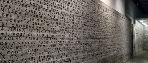 Oběti nacistického teroru v Lidicích připomíná stěna se jmény všech zemřelých.