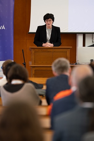 Eva Zažímalová zahajuje konferenci SYRI