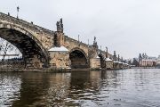 Atmosféra pohledu na Karlův most z vody je opravdu jedinečná. „Prostě v pohodě na vodě,“ jak řekl kapitán naší loďky.