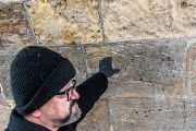 První oblouk postavený na suchu na malostranské straně byl v 19. století opravován.  Kvádry jsou ubrané o celý 1 cm a uprostřed byl ponechaný pietní čtvereček s kamennou značkou, která patřila kameníkovi ze 14. století. 
