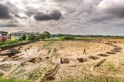 Objevení skoro sedm tisíc let starého pravěkého rondelu není novinkou, archeologové o něm věděli již od osmdesátých let minulého století, kdy se zde budovaly inženýrské sítě. V duchu svého oboru jej však nechali zachovaný pro budoucí generace a čas na důkladný průzkum přišel až nyní.