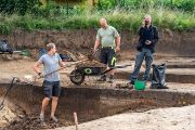 Pracovníci, kteří odkrývají vinořský rondel, tráví většinu času fyzicky náročnou prací. Půdu, jež pozůstatky stavby zakrývá, je třeba vykopat, pečlivě zkontrolovat a odvézt mimo naleziště. 