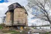 Bývalé silo na štěrkopísek stojí jako vzpomínka na minulost na levém břehu Vltavy v Praze-Holešovicích. Typický příklad pozůstatku po průmyslové činnosti, jež zmizela. Roky chátrá, tvoří ovšem estetickou dominantu zdejší lokality.