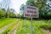 Bývalá nouzová kolonie Na Slatinách – protéká zde Slatinský potok.