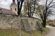 Původně gotický Kostel sv. Máří Magdalény ve Velké nad Veličkou opevněný hradební zdí, která je ojedinělou sakrální fortifikační stavbou