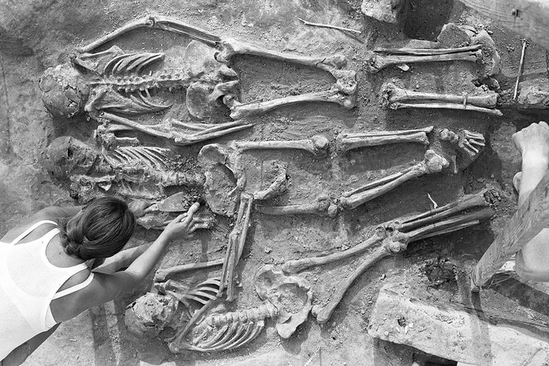 The triple burial excavation site at Dolni Vestonice in 1986, foto Jiří Svoboda, Archive of the Inst of Archeo in Brno
