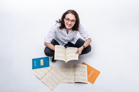 Veronika Brychová with choir notes.